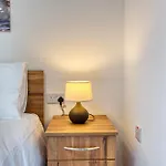 Apartament New & Modern 2br Just Off The Seafront By Sf Homes *